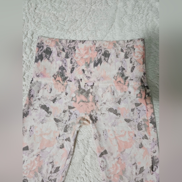 Breezies Cropped Leggings - Picture 4 of 8